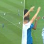 VIDEO: Ronaldinho strelil v exhibícii krásny gól z polovice ihriska. Spoluhráč sa mu začal ukláňať