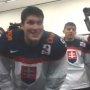 VIDEO: Explózia radosti Slovákov v šatni po výhre nad USA. "Jeden z najlepších pokrikov, aké sme kedy počuli," píše IIHF