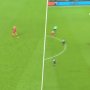 VIDEO: 19-ročný talent Liverpoolu predviedol fantastickú prihrávku za obranu zo 70 metrov