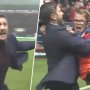 VIDEO: Spontánna radosť trénera Bristolu po víťaznom góle do siete United. Postup oslavoval s podávačom lôpt