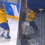 VIDEO: Brankár Švédska Fasth po prehre s Nemeckom rozmlátil svoju hokejku na niekoľko kusov 