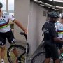 VIDEO: Sagan si počas tréningu odskočil na toaletu. Ochotne sa pritom fotil s fanúšikmi