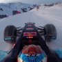 VIDEO: Verstappen si na svojom Red Bulle vyskúšal olympijský slalom na snehu