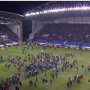VIDEO: Obrovská radosť po vyradení Manchestru City: Trávnik vo Wigane zaplavili stovky fanúšikov