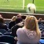 VIDEO: Au, to muselo bolieť: Blonďavá fanúšička Burnley to schytala priamo do hlavy