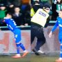 VIDEO šokujúcich záberov zo Škótska: Fanúšik sa pustil do kapitána Rangers priamo na ihrisku
