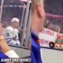 VIDEO: Hviezda NHL sa nezmohla ani na slovko: Zradca Tavares dostal poriadne naložené od fanúšika