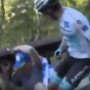 VIDEO: Elitnému cyklistovi na Gire praskli nervy