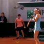 VIDEO: Českú tenistku na Roland Garros obral o fiftín nálet holubov