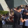 VIDEO: Ronalda v tréningovom centre Juventusu vítalo viac ako sto fanúšikov