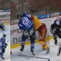 VIDEO: Parádny pästný súboj ako v NHL: Ťažké váhy si v drsnej bitke nič nedarovali