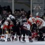 VIDEO hromadnej bitky v NHL: Do mastenice sa zapojili aj obidvaja brankári