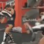 VIDEO: Terminátor je späť: Vémola push kickom poslal trénera zalietať si vzduchom !
