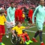 VIDEO: Ronaldo vyšiel na ihrisko pred zápasom s Ruskom v sprievode fanúšičky na vozíku