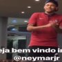 VIDEO: Neymar musel pred prvou večerou spievať hráčom PSG